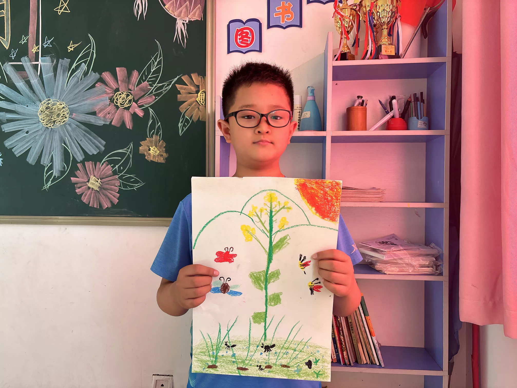 二年级 张益涵《校园写生——一株油菜花》